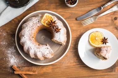 Noel kek kuru üzüm ve masanın üzerine tarçın