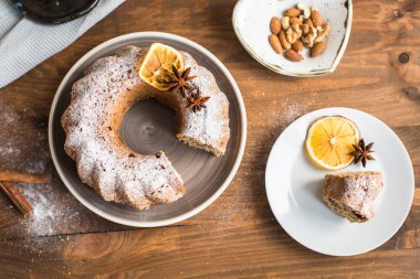 Noel kek kuru üzüm ve masanın üzerine tarçın