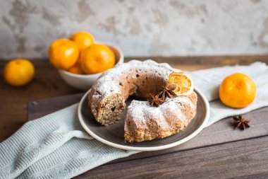 Noel kek kuru üzüm ve masanın üzerine tarçın