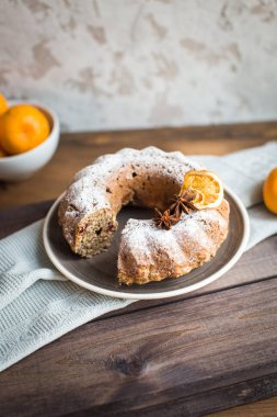 Noel kek kuru üzüm ve masanın üzerine tarçın