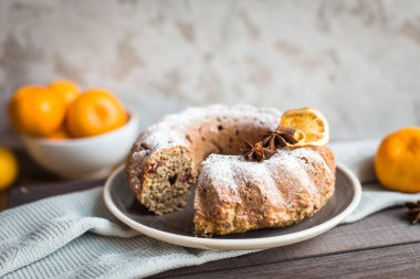 Noel kek kuru üzüm ve masanın üzerine tarçın