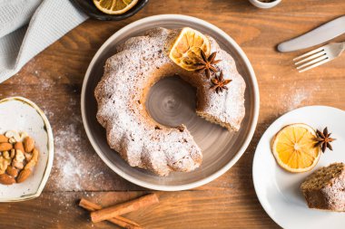 Noel kek kuru üzüm ve masanın üzerine tarçın