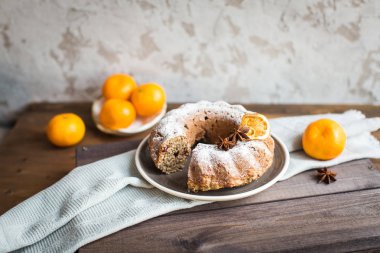 Noel kek kuru üzüm ve masanın üzerine tarçın