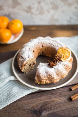 Noel kek kuru üzüm ve masanın üzerine tarçın