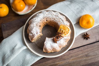 Noel kek kuru üzüm ve masanın üzerine tarçın