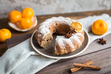 Noel kek kuru üzüm ve masanın üzerine tarçın