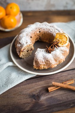 Noel kek kuru üzüm ve masanın üzerine tarçın