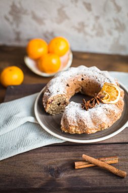 Noel kek kuru üzüm ve masanın üzerine tarçın