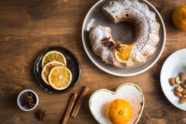 Noel kek kuru üzüm ve masanın üzerine tarçın