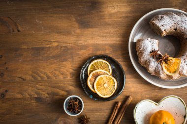 Noel kek kuru üzüm ve masanın üzerine tarçın