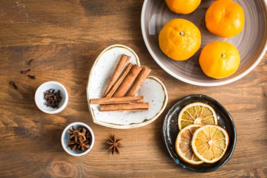 Noel baharatlar, tablo üzerinde mulled şarap için malzemeler