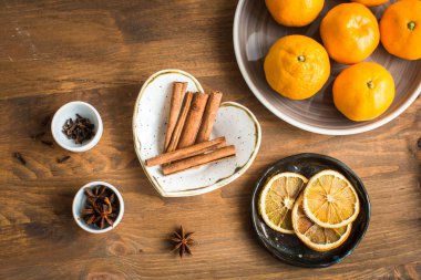 Noel baharatlar, tablo üzerinde mulled şarap için malzemeler