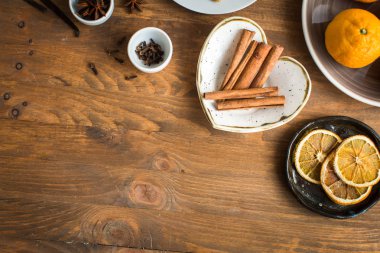 Noel baharatlar, tablo üzerinde mulled şarap için malzemeler