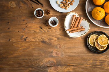 Noel baharatlar, tablo üzerinde mulled şarap için malzemeler