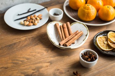 Noel baharatlar, tablo üzerinde mulled şarap için malzemeler