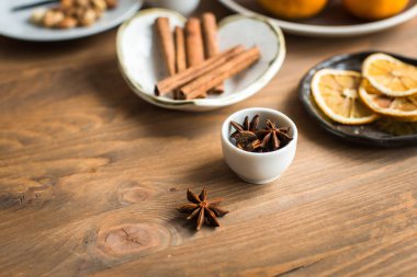 Noel baharatlar, tablo üzerinde mulled şarap için malzemeler