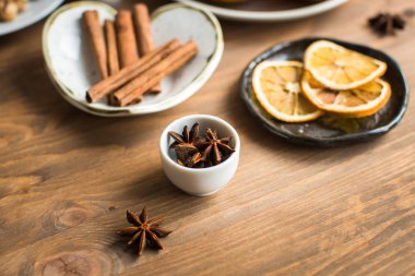 Noel baharatlar, tablo üzerinde mulled şarap için malzemeler
