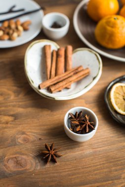 Noel baharatlar, tablo üzerinde mulled şarap için malzemeler