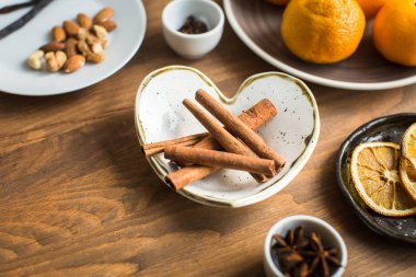 Noel baharatlar, tablo üzerinde mulled şarap için malzemeler