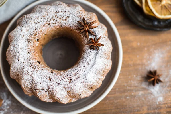 Noel kek kuru üzüm ve masanın üzerine tarçın