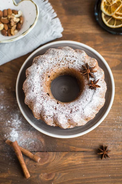 Noel kek kuru üzüm ve masanın üzerine tarçın