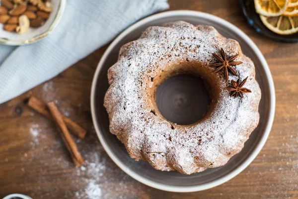 Noel kek kuru üzüm ve masanın üzerine tarçın