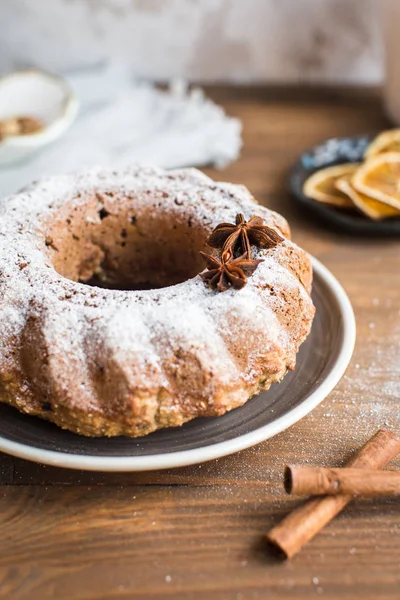 Noel kek kuru üzüm ve masanın üzerine tarçın