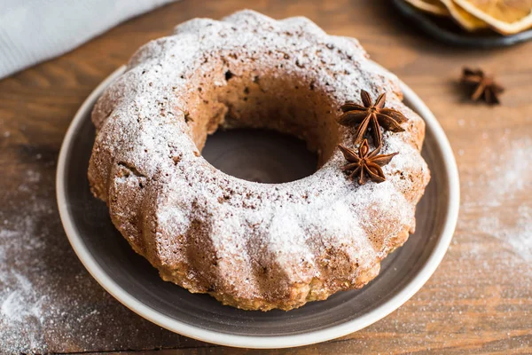 Noel kek kuru üzüm ve masanın üzerine tarçın