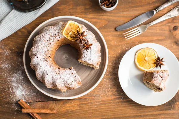 Noel kek kuru üzüm ve masanın üzerine tarçın