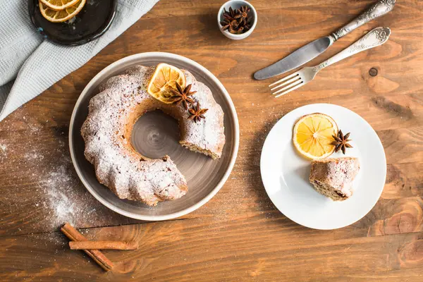 Noel kek kuru üzüm ve masanın üzerine tarçın