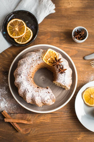 Noel kek kuru üzüm ve masanın üzerine tarçın