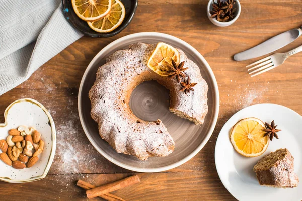 Noel kek kuru üzüm ve masanın üzerine tarçın