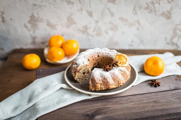 Noel kek kuru üzüm ve masanın üzerine tarçın