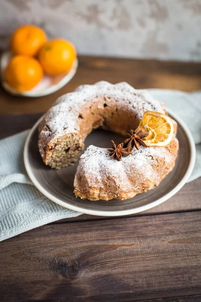 Noel kek kuru üzüm ve masanın üzerine tarçın