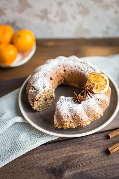 Noel kek kuru üzüm ve masanın üzerine tarçın