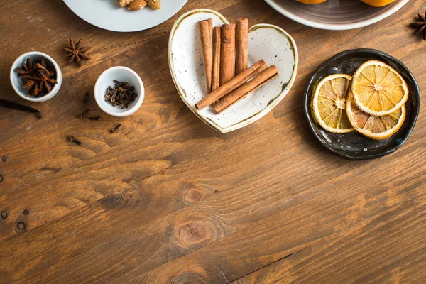 Noel baharatlar, tablo üzerinde mulled şarap için malzemeler