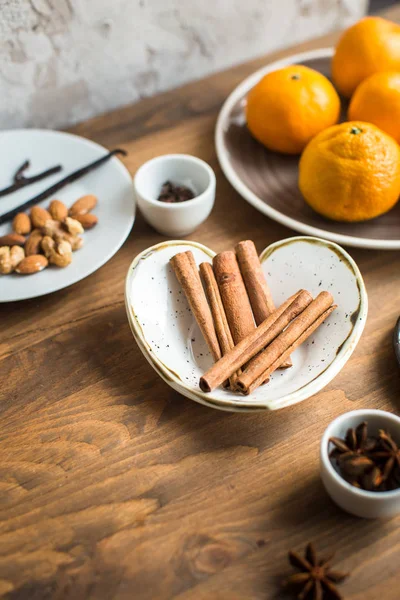 Noel baharatlar, tablo üzerinde mulled şarap için malzemeler