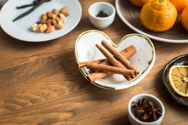 Noel baharatlar, tablo üzerinde mulled şarap için malzemeler