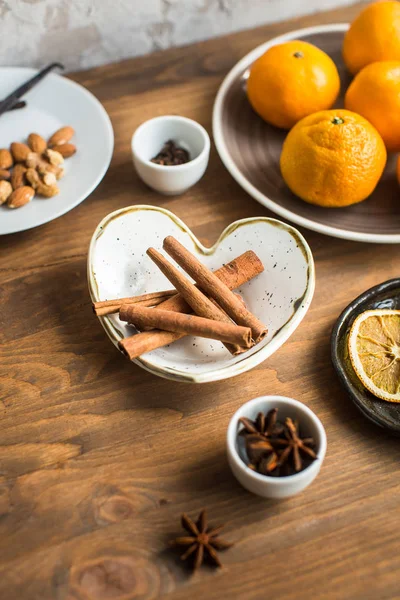 Noel baharatlar, tablo üzerinde mulled şarap için malzemeler