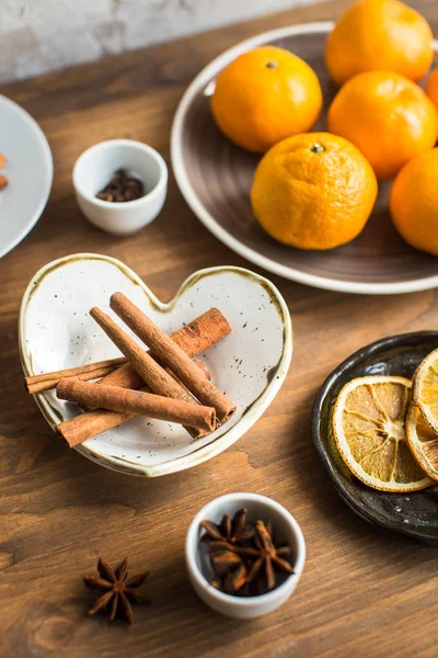 Noel baharatlar, tablo üzerinde mulled şarap için malzemeler