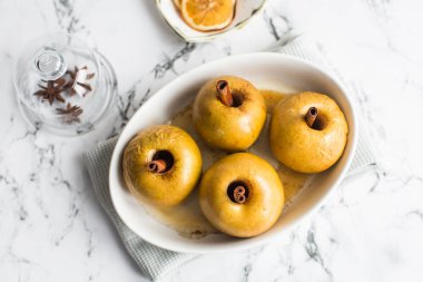 pişmiş elma tarçın çubuğu ile