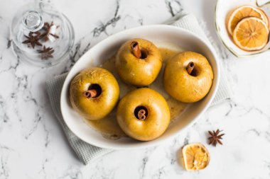 pişmiş elma tarçın çubuğu ile