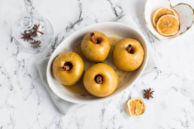 pişmiş elma tarçın çubuğu ile