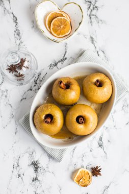 pişmiş elma tarçın çubuğu ile