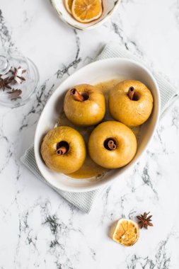 pişmiş elma tarçın çubuğu ile