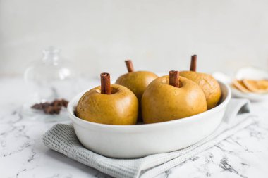 pişmiş elma tarçın çubuğu ile