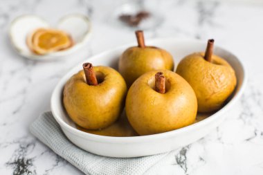 pişmiş elma tarçın çubuğu ile