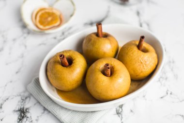 pişmiş elma tarçın çubuğu ile