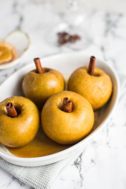 pişmiş elma tarçın çubuğu ile