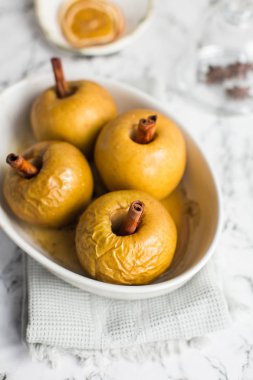 pişmiş elma tarçın çubuğu ile